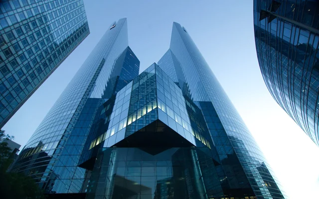Edifícios corporativos espelhados vistos de baixo
