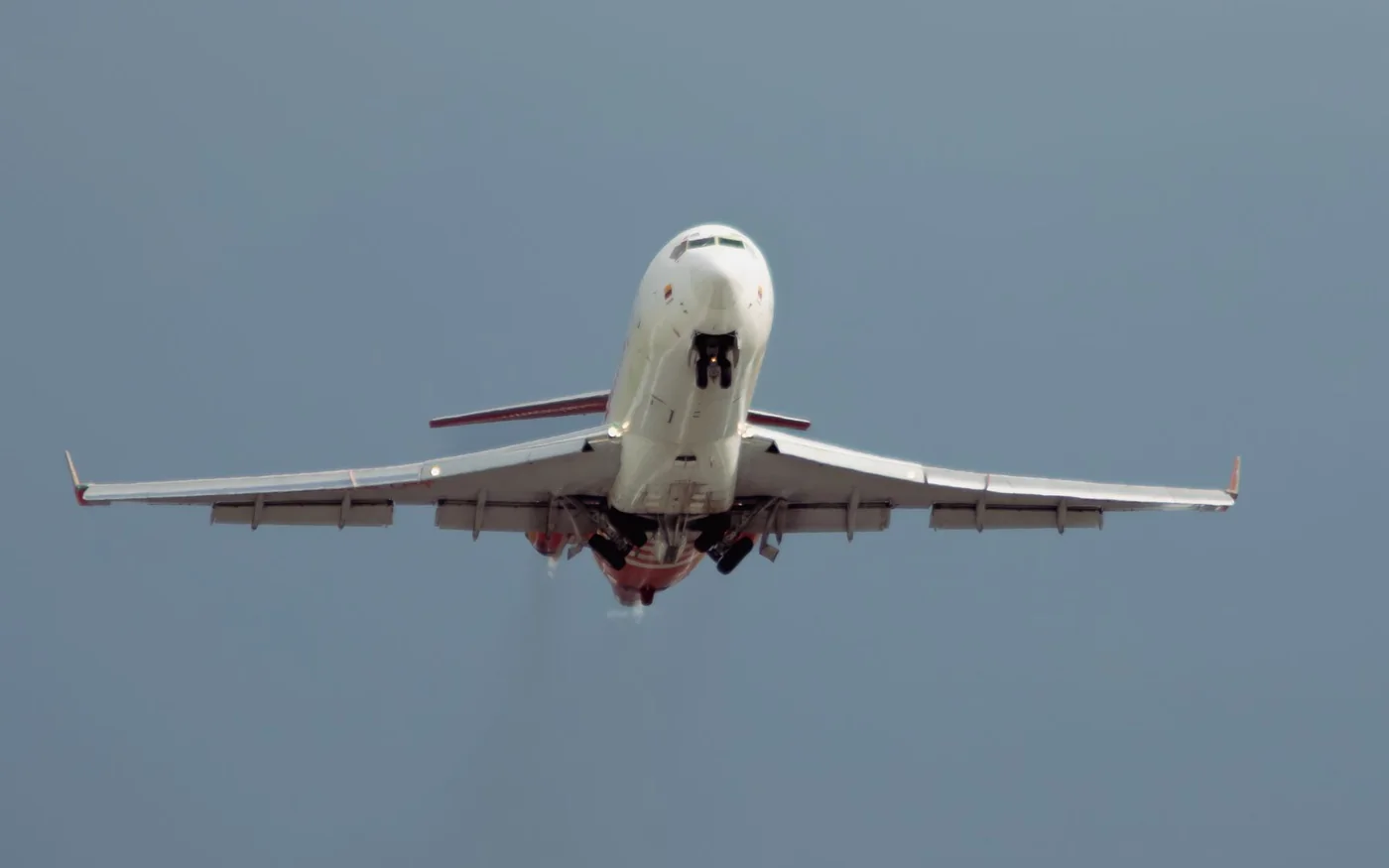Avião decolando sob céu nublado