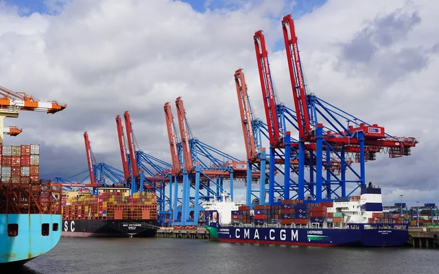 Guindastes de um porto de contêineres