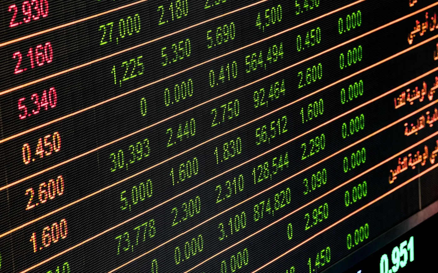 Painel eletrônico com cotações do mercado financeiro