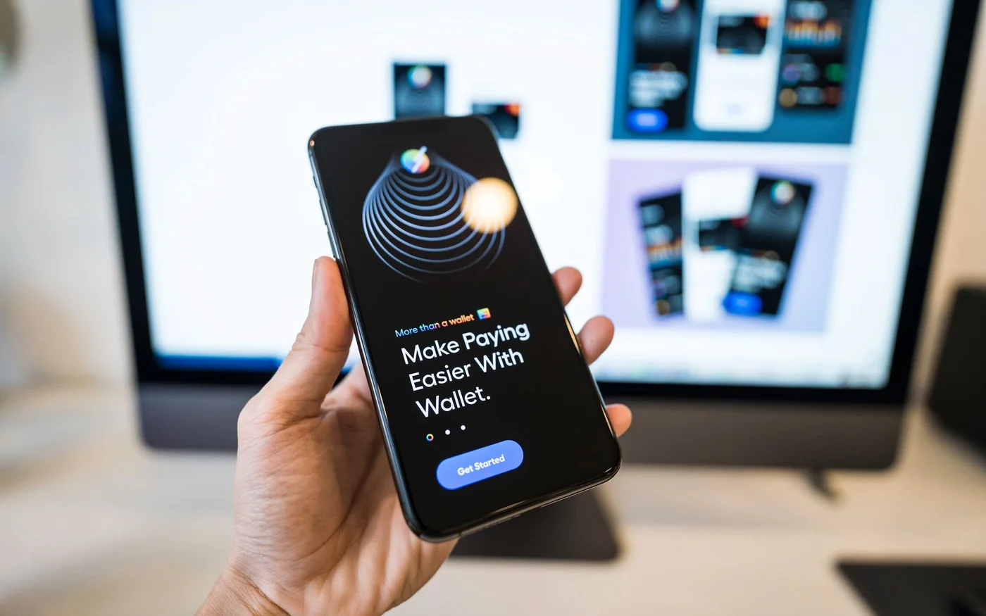 Mão segurando um celular com aplicativo aberto